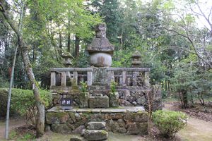 시마네현 야스기시 히로세초의 이와쿠라지에 있는 호리오 요시하루의 묘