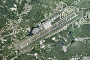 오카야마 공항 항공 사진. 국토교통성 국토지리원 [https://mapps.gsi.go.jp/ 지도·항공사진 열람 서비스]의 항공사진을 바탕으로 작성. 2007년 촬영 사진 24장을 합성하여 작성.