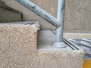 미끄럼 방지 고무 스트립 2개와 작은 턱을 갖춘 계단