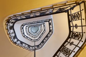 아르누보 양식의 나선형 계단의 아래에서 위를 바라본 모습. 오각형 중심부를 가지고 있다.