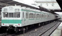 청록색 띠를 두른 103계 전동차