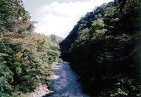 얀바 댐 건설 예정지 (2006년, 아가쓰마강). 1952년에 처음으로 계획한 이래, 아직도 완성하지 못했다.