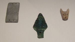 시팅번에서 발견된 청동기 시대 무덤 유물(구리 도끼, 석재 손목 보호대, 뼈 허리띠 장식 등)