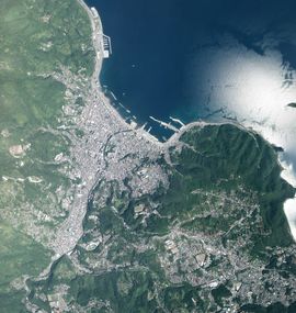 이토시 중심부 주변 항공 사진(2017년 8월 9일 촬영). 국토교통성 국토지리원 제공 항공사진을 바탕으로 제작.