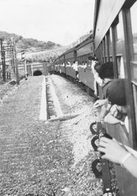 우쓰이 고개 터널로 진입하는 열차(1950년대)