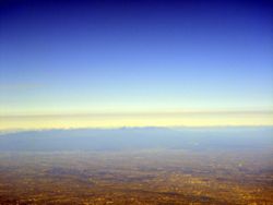 도쿄 국제공항 상공에서 본 간토 평야. 멀리 보이는 산맥은 중앙이 난타이산과 닛코 연산, 그 왼쪽이 미쿠니산맥이다.