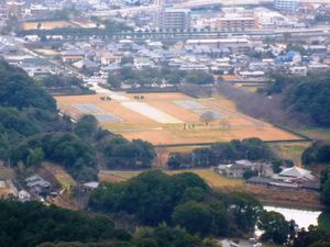 북쪽으로 약 3km 떨어진 이와야산(標高 281m)에서 바라본 전경