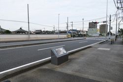 추정 사가미국 국청지(平塚市 사노미야). 쇼난 신도 관련 유적. 보도 위에 대형 건물지(추정 국청 서와전)의 유구 표시.