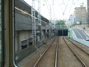 JR 모토마치역(왼쪽 고가) 북쪽에서는 한큐 전철이 지하로 들어가 하나쿠마역으로 향한다.