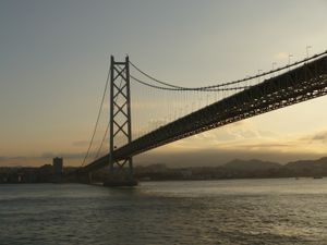 섬에서 본 아카시 해협 대교