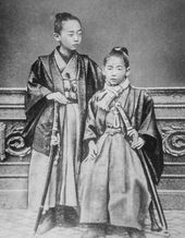 어린 시절의 가노 지고로(오른쪽)