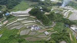 이시다의 다랑논. 아와지섬은 만성적인 물 부족을 해결하기 위해 많은 저수지가 만들어졌다. 저수지와 다랑논, 세토내해(하리마나다)가 하나가 되는 경관은 벼농사에 기여할 뿐만 아니라 아와지섬 북부 특유의 경관을 형성하고 있다.