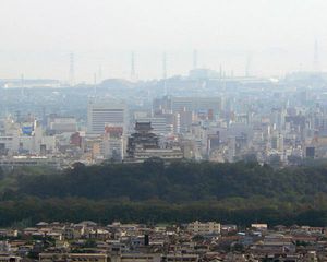 북쪽에서 본 히메지 성과 원시림