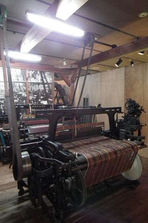 력직기의 예. 히라노 제작소에서 제조한 36인치 력직기 (니시와키시에서 사용되었던 것)