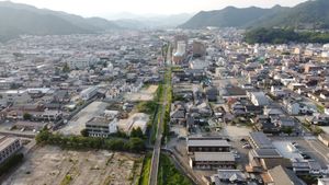 옛 마을 중심부로, 가지야 선 역사 니시와키 역이 있던 곳이다. 중앙을 똑바로 가로지르는 길이 가지야 선의 흔적이다.