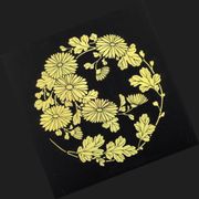 마키에 기법으로 그려진 국화 칠기 병풍. 마키에는 일본 대표 칠기 공예이다.