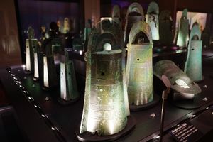 가모 이와쿠라 유적에 전시된 도타쿠(銅鐸)