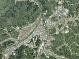 시청이 있는 기스키 지구와 미토야정 지구 주변의 항공 사진. 2017년 4월 28일 촬영한 6장을 합성하여 제작. 국토교통성 국토지리원 [https://mapps.gsi.go.jp/ 지도·항공사진 열람 서비스]의 항공사진을 기반으로 제작.