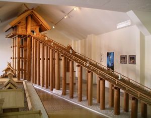 근처에서 발견된 큰 기둥을 바탕으로 재구성한 고대 이즈모타이샤(出雲大社) 본전(本殿)의 축소 모형