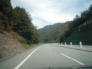 2006년 10월 8일에 촬영된 주고쿠 자동차도 상행선(무이카이치IC - 요시와IC). 교통량이 적은 모습을 볼 수 있다.