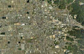 덴리시 중심부 주변 항공 사진.2008년 5월 15일 촬영한 9장을 합성하여 작성. 국토교통성 국토지리원 지도・항공사진 열람 서비스의 항공 사진을 바탕으로 작성.