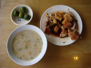 lugaw na tokwa't baboy}} (루가우 나 토크와트 바보이), 두부와 돼지고기를 넣은 쌀 죽