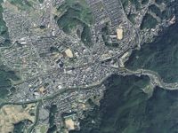 옛 하이바라정 중심부 주변 항공사진 (2011년 10월 9일 촬영). 국토교통성 국토지리원의 https://mapps.gsi.go.jp/ 지도·항공사진 열람 서비스 항공사진 기반 작성.