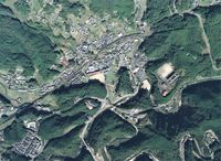 옛 무로촌 중심부 주변 항공사진 (2011년 10월 27일 촬영). 국토교통성 국토지리원의 https://mapps.gsi.go.jp/ 지도·항공사진 열람 서비스 항공사진 기반 작성.
