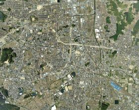 가시바시 시 중심부 주변 항공사진. 2008년 5월 15일 촬영한 6장을 합성하여 제작. 국토교통성 국토지리원 [https://mapps.gsi.go.jp/ 지도·항공사진 열람 서비스]의 항공사진을 기반으로 제작