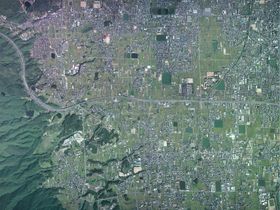 가쓰라기시 중심부 주변 항공사진.2011년 9월 28일 촬영한 8장을 합성하여 제작. 국토교통성 국토지리원 [https://mapps.gsi.go.jp/ 지도·항공사진 열람 서비스]의 항공사진을 바탕으로 제작.