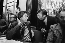 노동조합 지도자 빔 코크와 드리스 판 아흐트 총리가 1979년 12월 20일 헤이그에서 열린 사회경제평의회 회의 중 대화를 나누는 모습