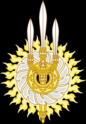 짜끄리 왕조의 문장. 수다르사나 (비슈누의 힘의 상징인 원반형 무기인 차크람) 안에 있는 트리슈라 (시바가 가진 삼지창)