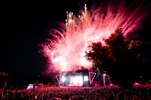 2018년 팔메수스에서 공연하는 마틴 개릭스. 무대 조명에 그의 시그니처 로고 "+×"가 보인다.