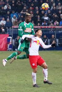 경기하는 황희찬