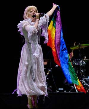 루마니아 클루지나포카(Cluj-Napoca)에서 열린 일렉트릭 캐슬(Electric Castle) 페스티벌에서 무지개 깃발을 들고 있는 아우로라(2021)