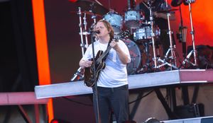 2023년 글래스턴베리 축제에서 공연하는 카팔디