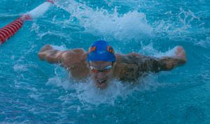 100m 접영 경기 중인 드레슬