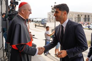 2022년 알무데나 성모 마리아 대성당에서 열린 시상식에서 아센시오