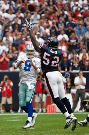 토니 로모(Tony Romo). 2010년 사진. 2006년부터 2015년까지 카우보이스의 선발 쿼터백이었다.