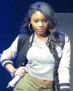 2013년 아이하트라디오 행사에서 피프스 하모니 멤버로 공연하는 노르마니