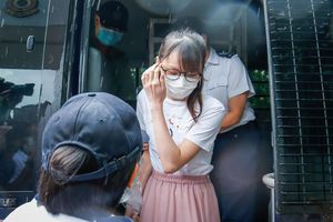 출소 후 교도소 차량에서 내리는 어그니스 차우