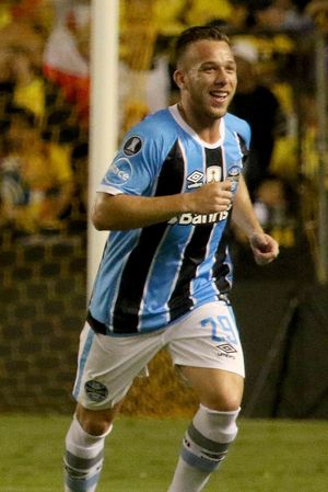 2017년 그레미우에서 활약하는 아르투르