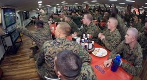 항공모함 USS 에식스(LHD-2)에 탑승한 해군과 해병대원들이 슈퍼볼 XLIII 4쿼터 후반 피츠버그 스틸러스가 애리조나 카디널스를 상대로 득점하는 것을 보고 있습니다.