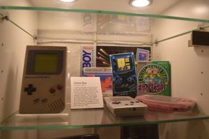 스톡홀름 게임 박물관에 전시된 원래 포장 박스에 담긴 포켓몬스터 그린 (맨 오른쪽)