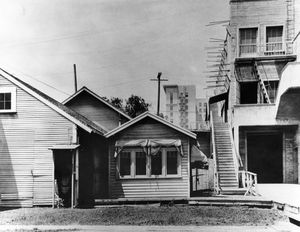 1920년대 중반의 래스키의 원래 스튜디오(일명 "헛간"). 1923년에 지어진 태프트 빌딩이 배경에 보입니다.