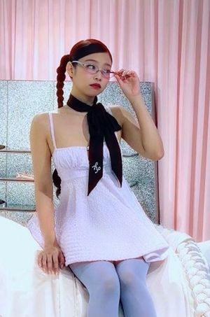 제니가 젠틀몬스터 안경을 착용한 모습