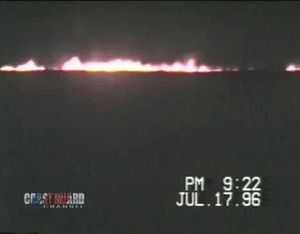 대서양 표면에 있는 800편의 불타는 잔해