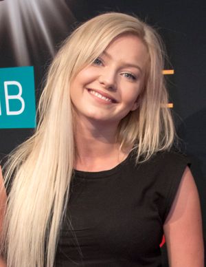 2014년 VG리스트 레드 카펫에서의 스멜라스