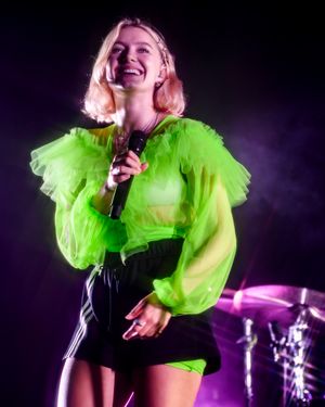 2019년 산타애나, 캘리포니아의 더 옵저베이터리 OC에서 공연하는 스멜라스