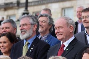 제리 애덤스(Gerry Adams)와 마틴 맥기니스(Martin McGuinness)(2016년 사진). 이들의 지도 아래 신페인은 정치 참여를 확대하고 평화 과정을 추진했다.